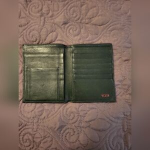 Tumi Passport Case Wallet & Card Holder Organizer Black Leather EUC!